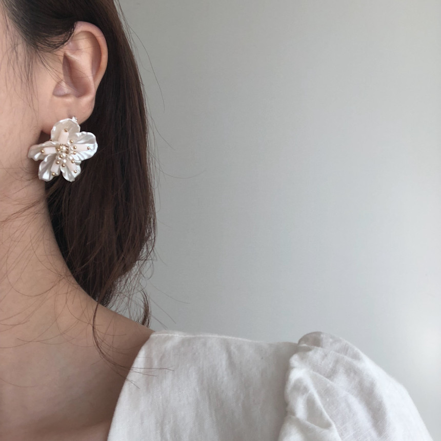 <b><p>you are Bold Erings silver Pel drop Nac flow</p></b><b><p>あなたは ボールドピアス シルバー パロップ 螺鈿花 フラワー</p></b><br /><br /><p align='center'>