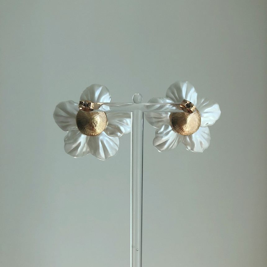 <b><p>you are Bold Erings silver Pel drop Nac flow</p></b><b><p>あなたは ボールドピアス シルバー パロップ 螺鈿花 フラワー</p></b><br /><br /><p align='center'>