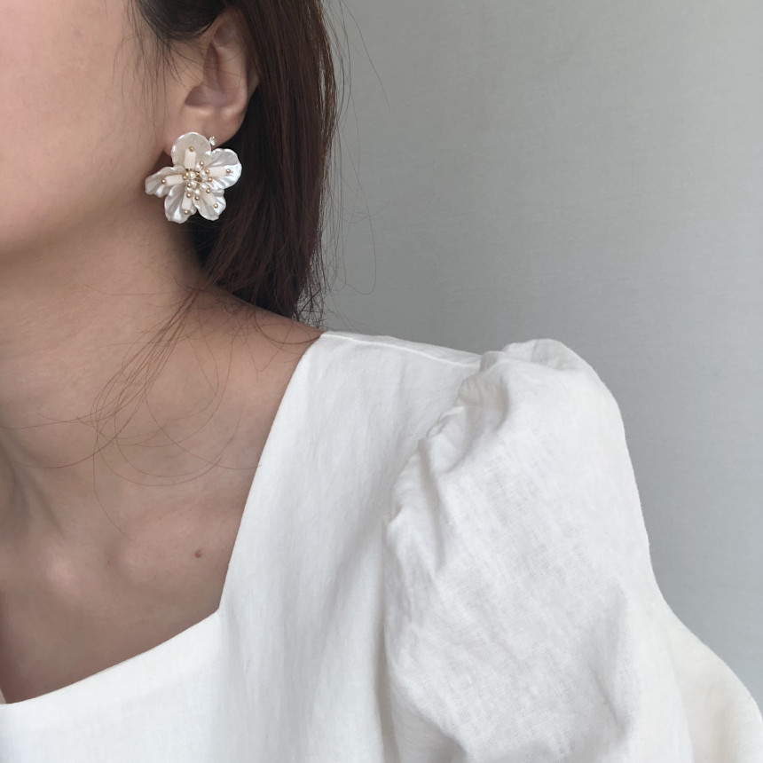 <b><p>you are Bold Erings silver Pel drop Nac flow</p></b><b><p>あなたは ボールドピアス シルバー パロップ 螺鈿花 フラワー</p></b><br /><br /><p align='center'>