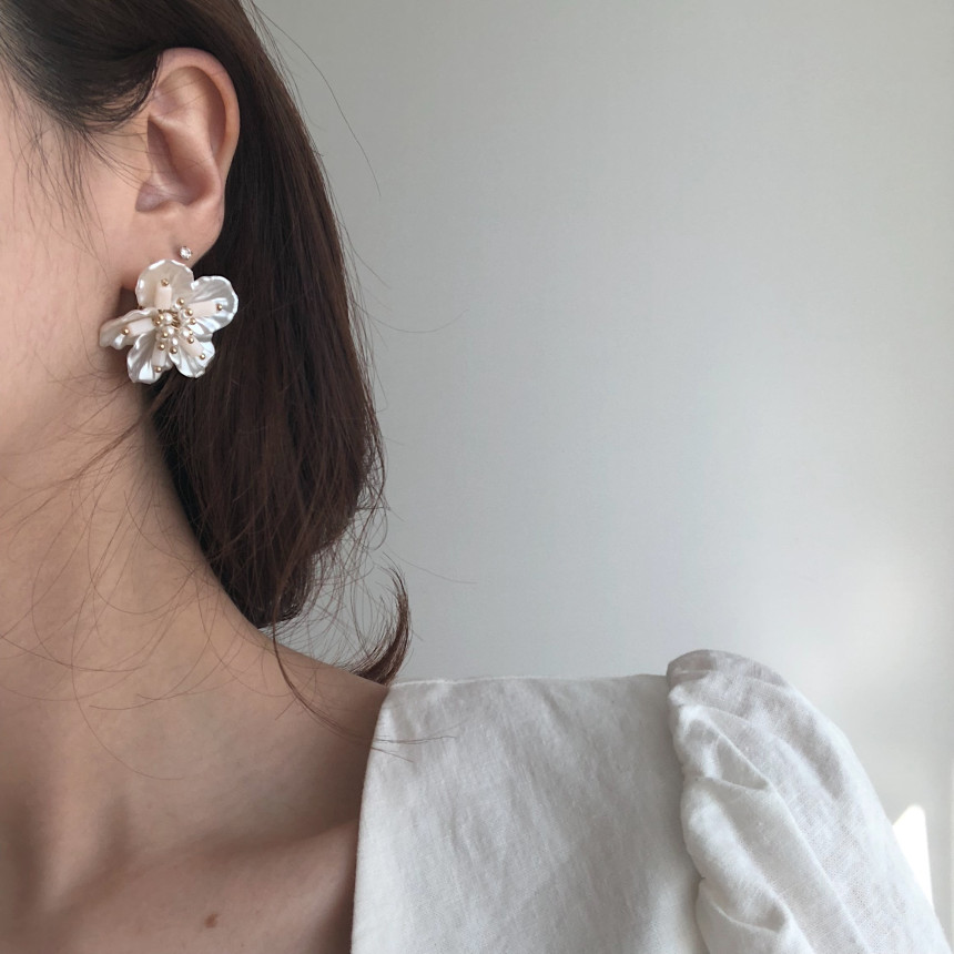 <b><p>you are Bold Erings silver Pel drop Nac flow</p></b><b><p>あなたは ボールドピアス シルバー パロップ 螺鈿花 フラワー</p></b><br /><br /><p align='center'>