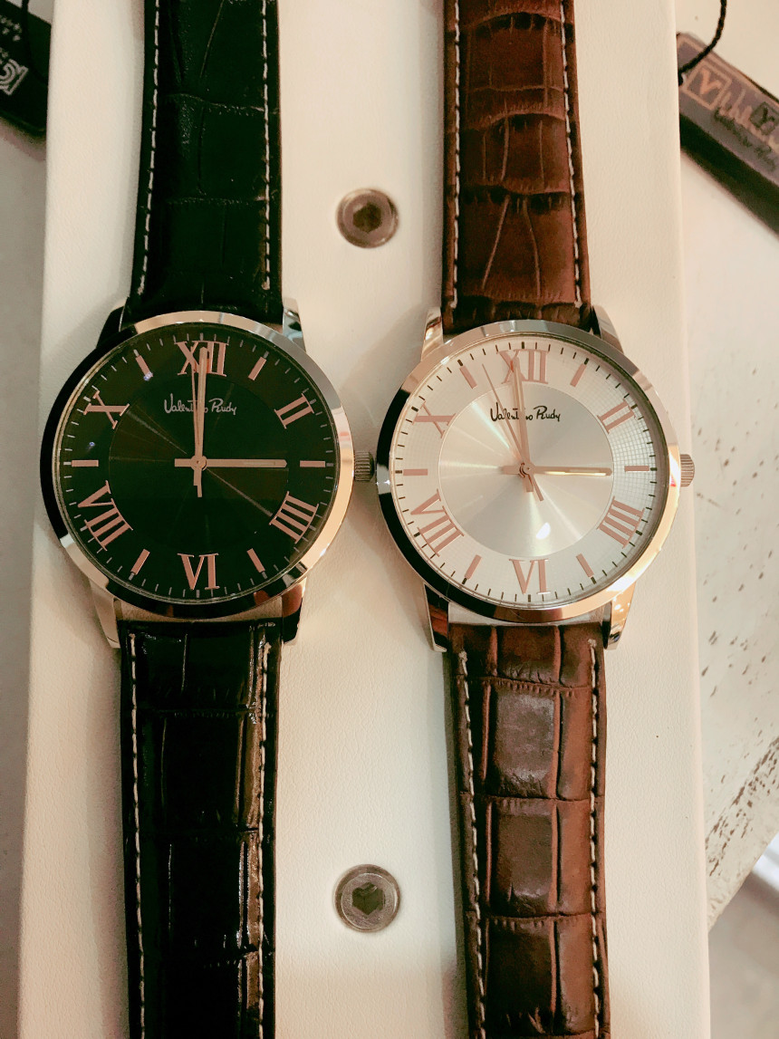 <b><p>Valentino Rudy round Leather ba cp wch VR1090</p></b><b><p>バレンチノルディ ラウンド 牛革バカップル時計VR1090</p></b><br /><br /><p align='center'>