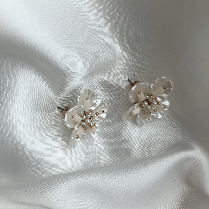 <b><p>you are Bold Erings silver Pel drop Nac flow</p></b><b><p>あなたは ボールドピアス シルバー パロップ 螺鈿花 フラワー</p></b><br /><br /><p align='center'>