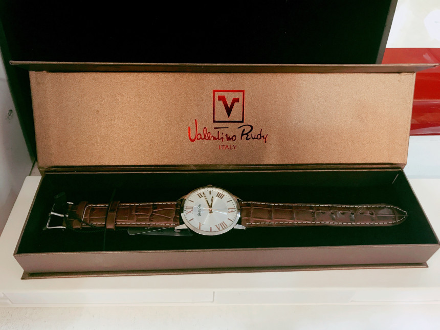 <b><p>Valentino Rudy round Leather ba cp wch VR1090</p></b><b><p>バレンチノルディ ラウンド 牛革バカップル時計VR1090</p></b><br /><br /><p align='center'>