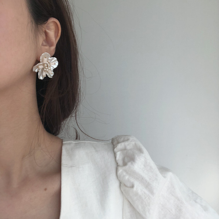 <b><p>you are Bold Erings silver Pel drop Nac flow</p></b><b><p>あなたは ボールドピアス シルバー パロップ 螺鈿花 フラワー</p></b><br /><br /><p align='center'>