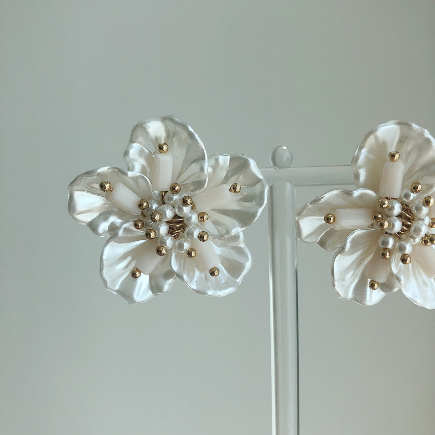 <b><p>you are Bold Erings silver Pel drop Nac flow</p></b><b><p>あなたは ボールドピアス シルバー パロップ 螺鈿花 フラワー</p></b><br /><br /><p align='center'>