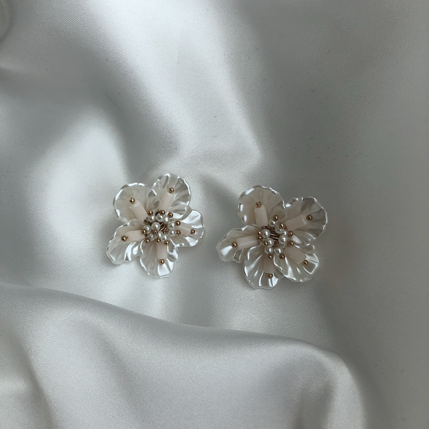 <b><p>you are Bold Erings silver Pel drop Nac flow</p></b><b><p>あなたは ボールドピアス シルバー パロップ 螺鈿花 フラワー</p></b><br /><br /><p align='center'>