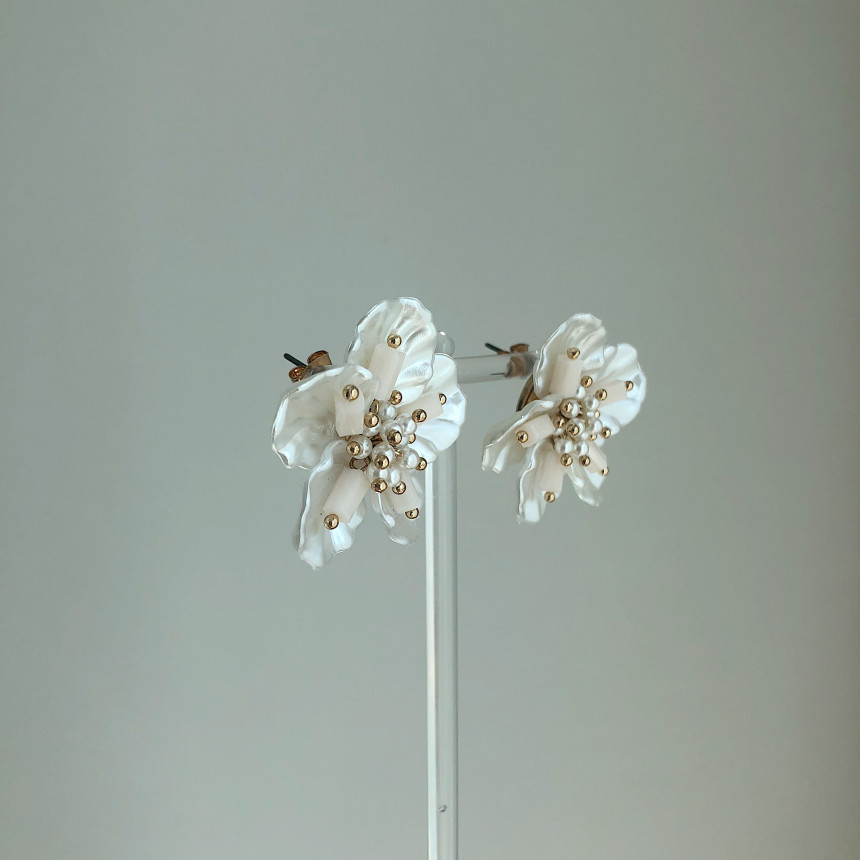 <b><p>you are Bold Erings silver Pel drop Nac flow</p></b><b><p>あなたは ボールドピアス シルバー パロップ 螺鈿花 フラワー</p></b><br /><br /><p align='center'>