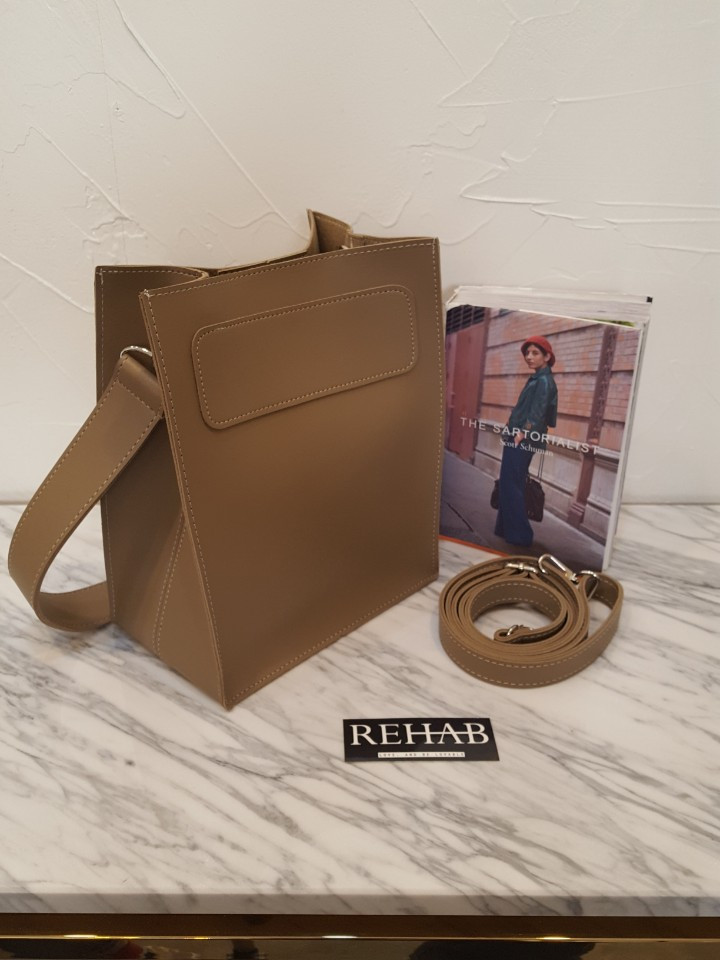 <b><p>Latte Square Bag</p></b><b><p>ラテスクエアバック</p></b><br /><br /><p align='center'>