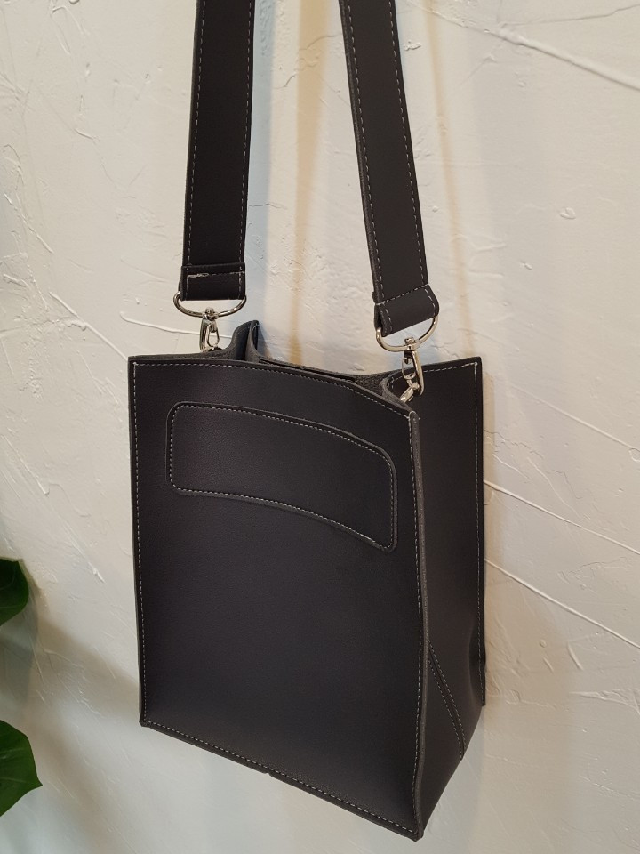 <b><p>Latte Square Bag</p></b><b><p>ラテスクエアバック</p></b><br /><br /><p align='center'>