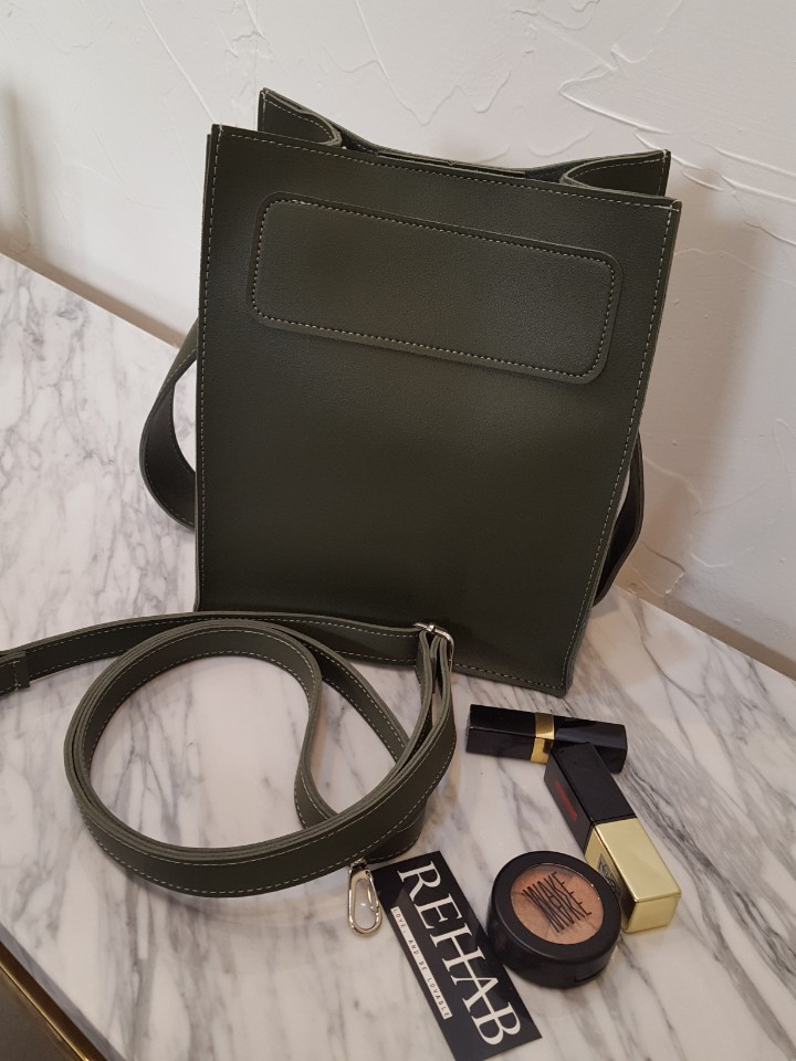 <b><p>Latte Square Bag</p></b><b><p>ラテスクエアバック</p></b><br /><br /><p align='center'>