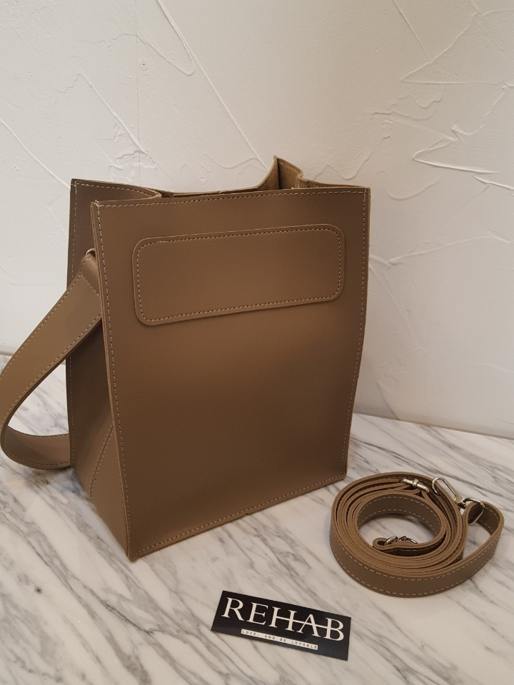 <b><p>Latte Square Bag</p></b><b><p>ラテスクエアバック</p></b><br /><br /><p align='center'>