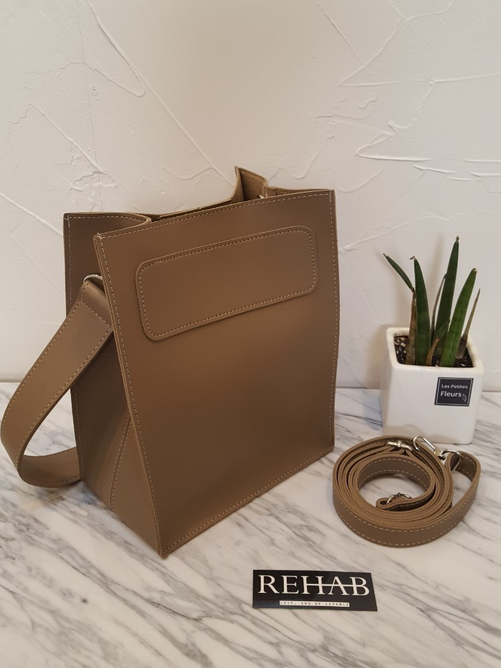 <b><p>Latte Square Bag</p></b><b><p>ラテスクエアバック</p></b><br /><br /><p align='center'>