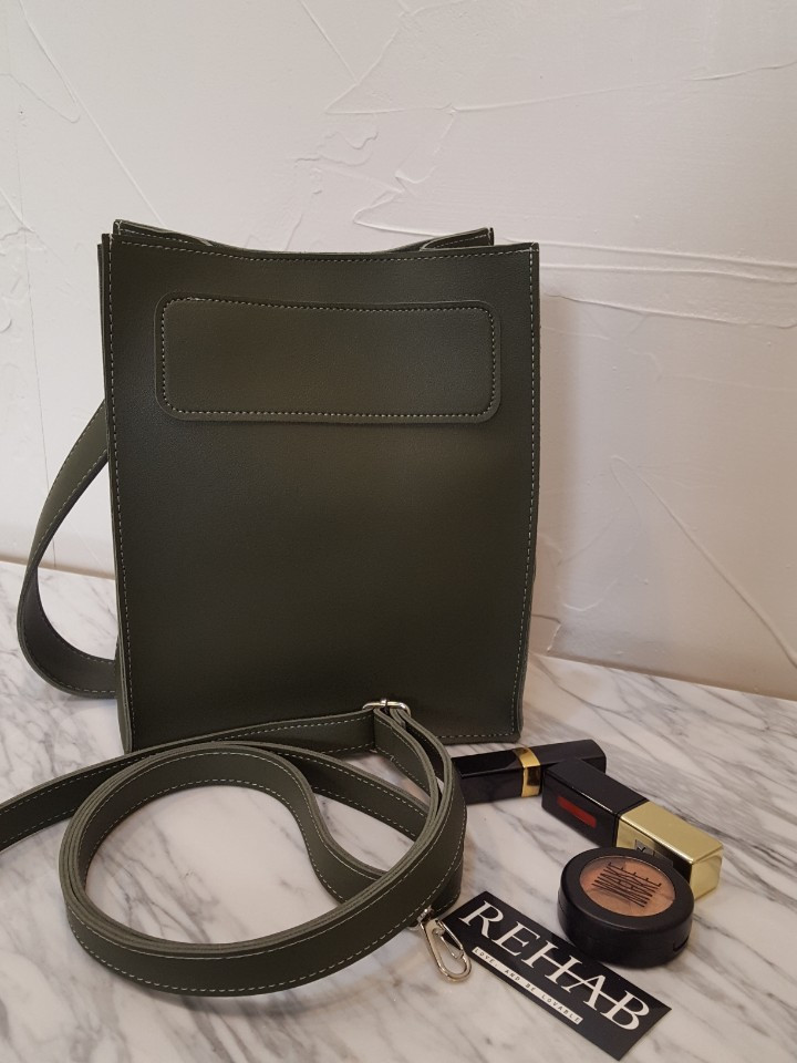 <b><p>Latte Square Bag</p></b><b><p>ラテスクエアバック</p></b><br /><br /><p align='center'>