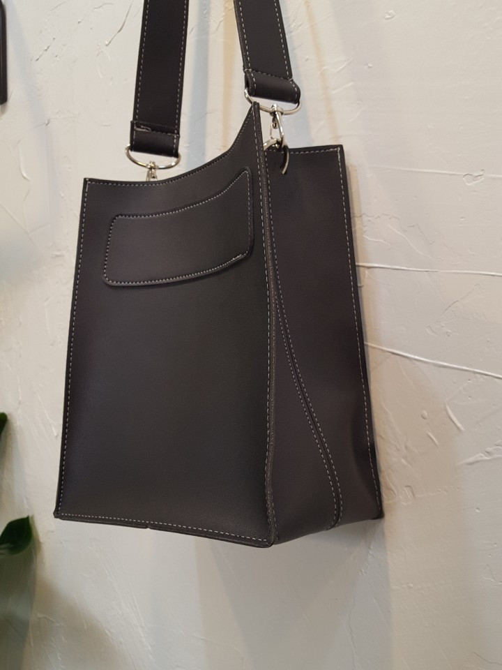 <b><p>Latte Square Bag</p></b><b><p>ラテスクエアバック</p></b><br /><br /><p align='center'>