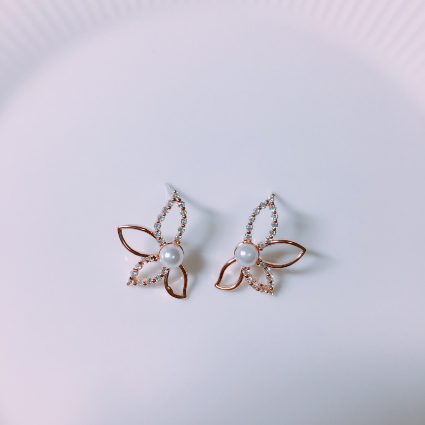 <b><p>Luce Ra earrings LKJ1107 attractive Emional</p></b><b><p>ルーチェ ロタイヤリング LKJ1107 魅力的な 女心を刺激 女性が好きなギフト</p></b><br /><br /><p align='center'>