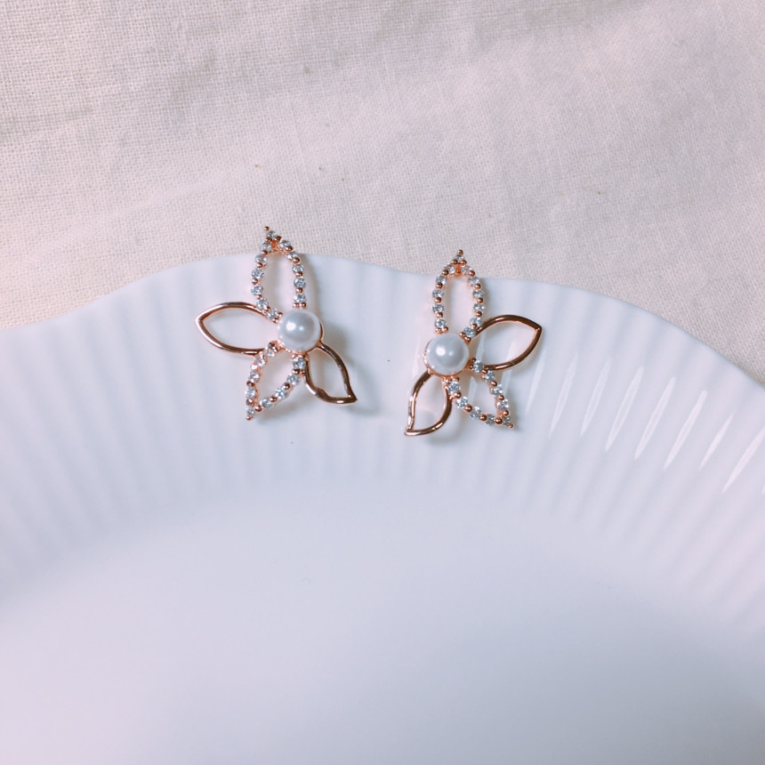 <b><p>Luce Ra earrings LKJ1107 attractive Emional</p></b><b><p>ルーチェ ロタイヤリング LKJ1107 魅力的な 女心を刺激 女性が好きなギフト</p></b><br /><br /><p align='center'>