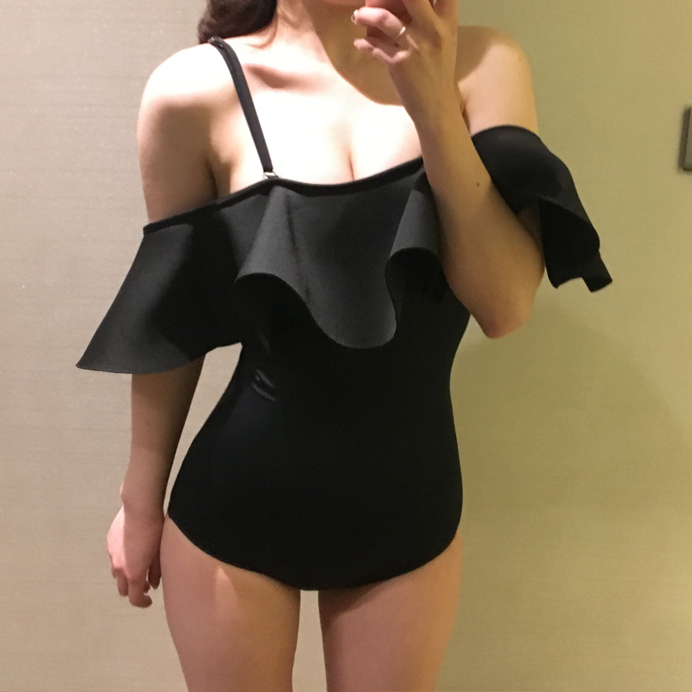 <b><p>Neoprene black Frill Shoulder Monokini Fem</p></b><b><p>ネオプレン ブラック フリル ショルダー モノキニ 女性らしい非 30代 清純な非</p></b><br /><br /><p align='center'>