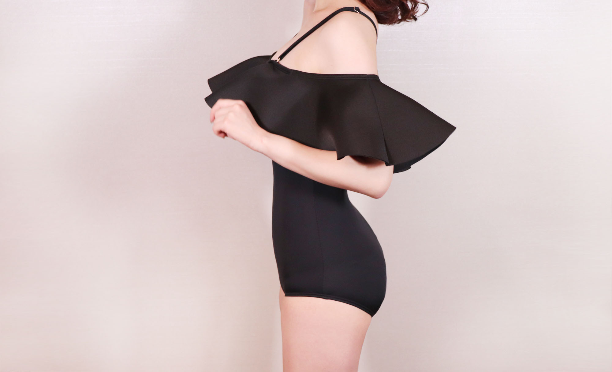<b><p>Neoprene black Frill Shoulder Monokini Fem</p></b><b><p>ネオプレン ブラック フリル ショルダー モノキニ 女性らしい非 30代 清純な非</p></b><br /><br /><p align='center'>