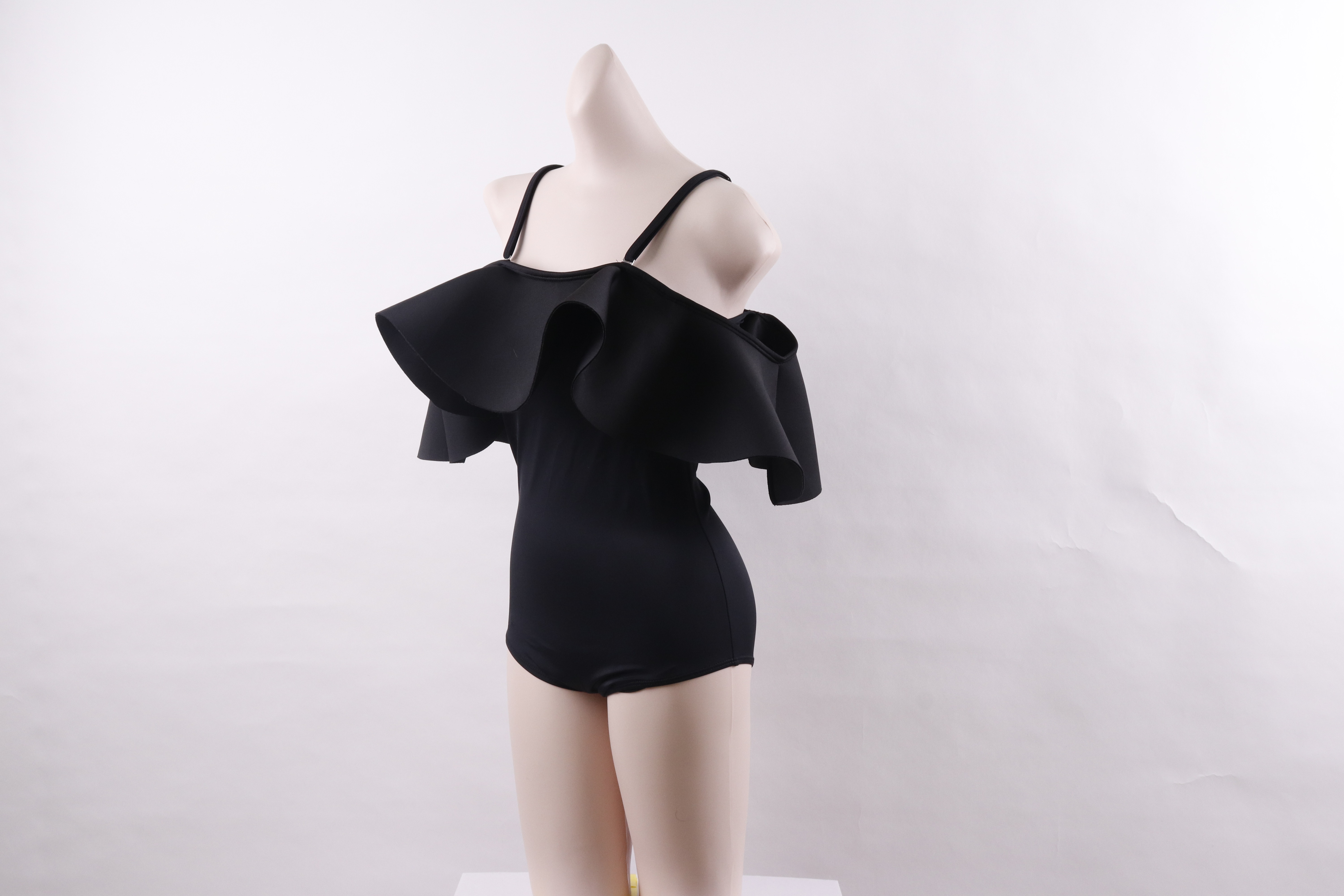 <b><p>Neoprene black Frill Shoulder Monokini Fem</p></b><b><p>ネオプレン ブラック フリル ショルダー モノキニ 女性らしい非 30代 清純な非</p></b><br /><br /><p align='center'>