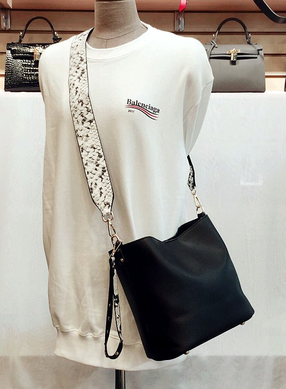 <b><p>Double strap embroidered bucket bag Casual</p></b><b><p>ダブルストラップボクジョリバケットバックカジュアルポケットバッグカジュアル女性バック収納力良いデイリ</p></b><br /><br /><p align='center'>