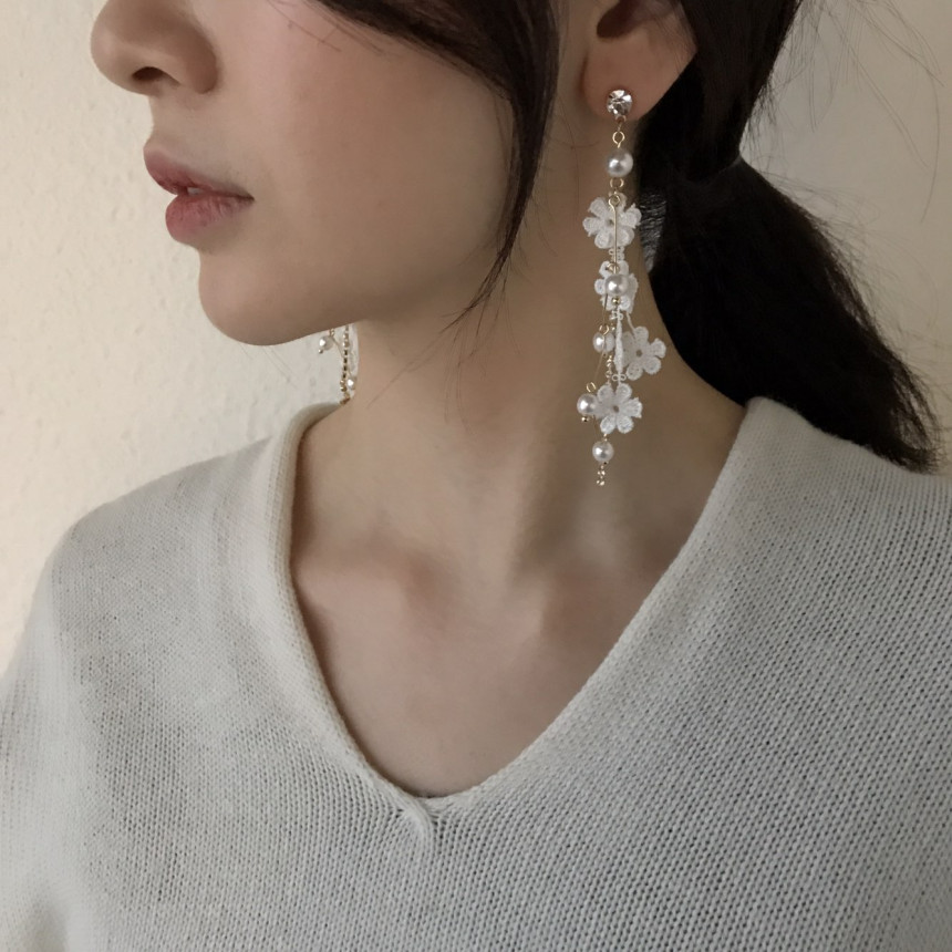 <b><p>White race Pearl Long Drop Eris A grty atmosphere</p></b><b><p>純白 レース 真珠 ロングドロップピアス ガーリッシュな雰囲気 魅力のあるスタイル</p></b><br /><br /><p align='center'>