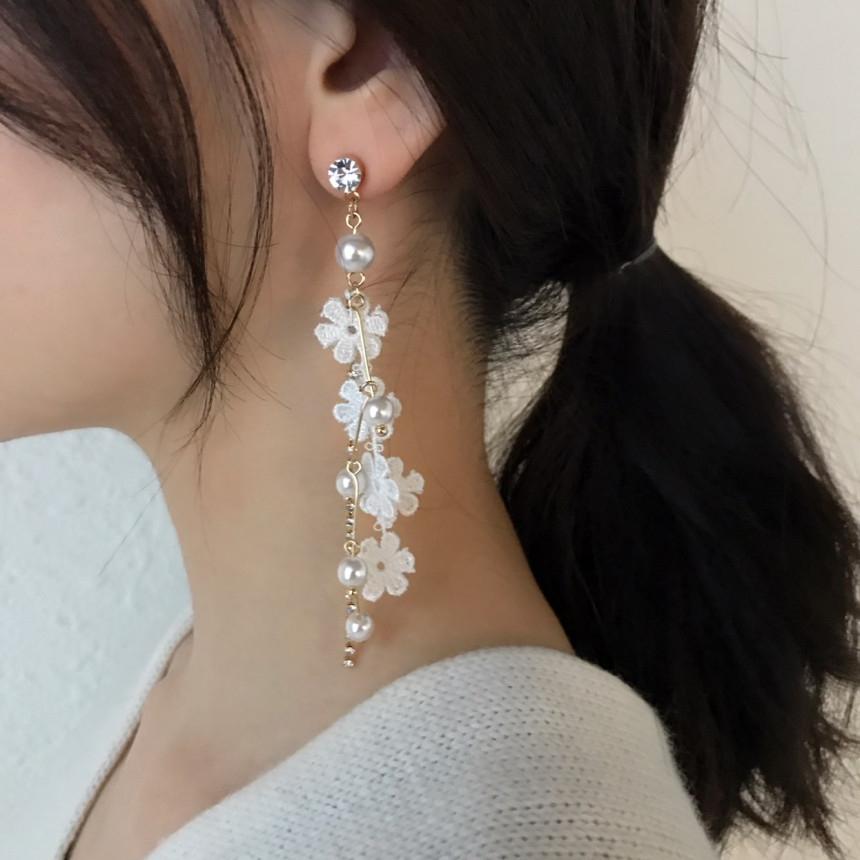 <b><p>White race Pearl Long Drop Eris A grty atmosphere</p></b><b><p>純白 レース 真珠 ロングドロップピアス ガーリッシュな雰囲気 魅力のあるスタイル</p></b><br /><br /><p align='center'>