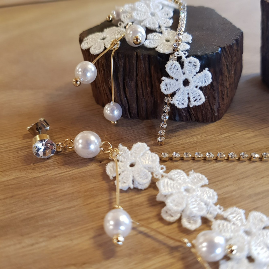 <b><p>White race Pearl Long Drop Eris A grty atmosphere</p></b><b><p>純白 レース 真珠 ロングドロップピアス ガーリッシュな雰囲気 魅力のあるスタイル</p></b><br /><br /><p align='center'>