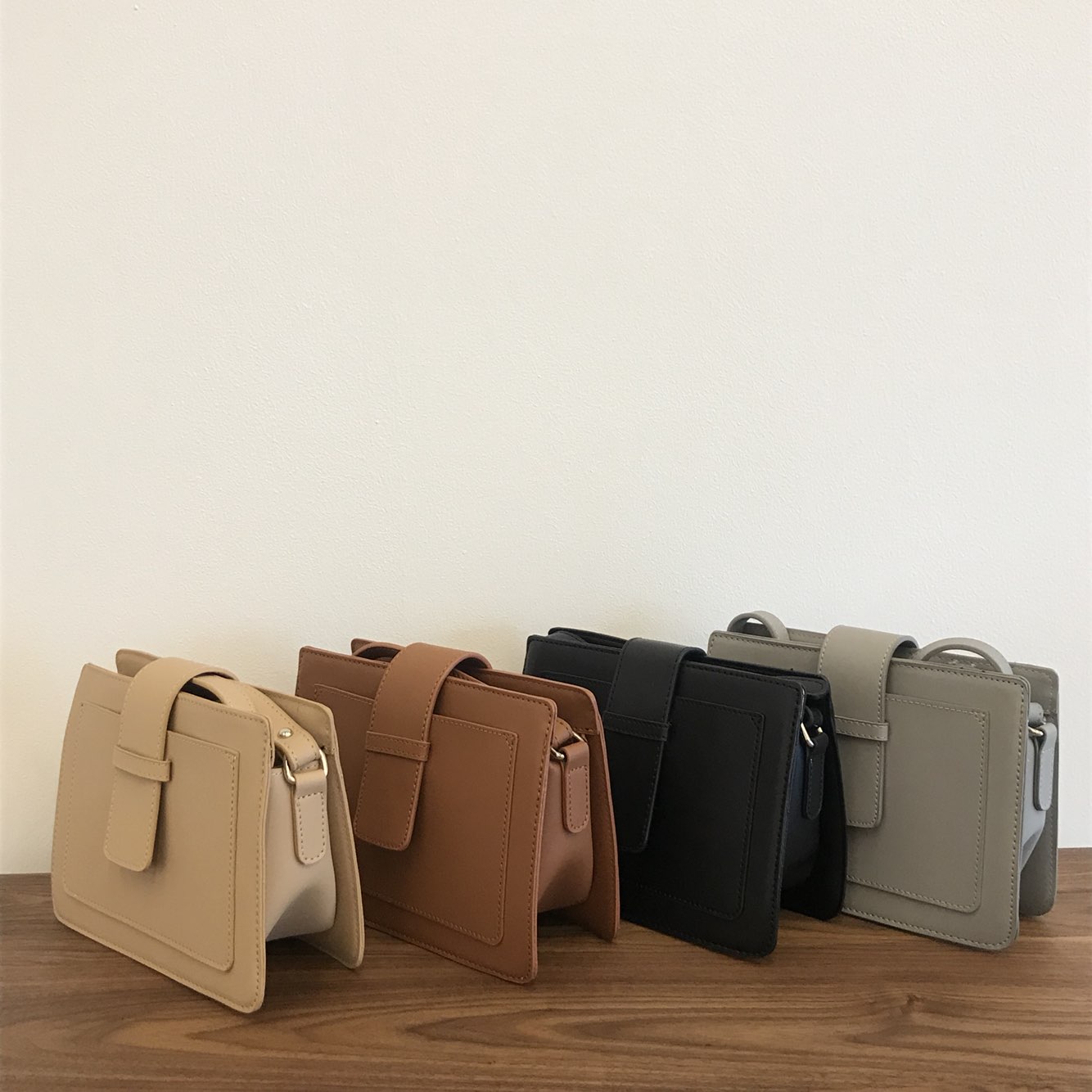 <b><p>Simple shoulder bag Women's 30s Coordination</p></b><b><p>シンプルショルダーバッグの女性のバッグ30代コーディネート、春のファッションデイリーレザー</p></b><br /><br /><p align='center'>