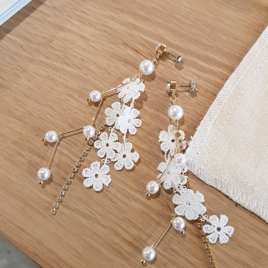 <b><p>White race Pearl Long Drop Eris A grty atmosphere</p></b><b><p>純白 レース 真珠 ロングドロップピアス ガーリッシュな雰囲気 魅力のあるスタイル</p></b><br /><br /><p align='center'>