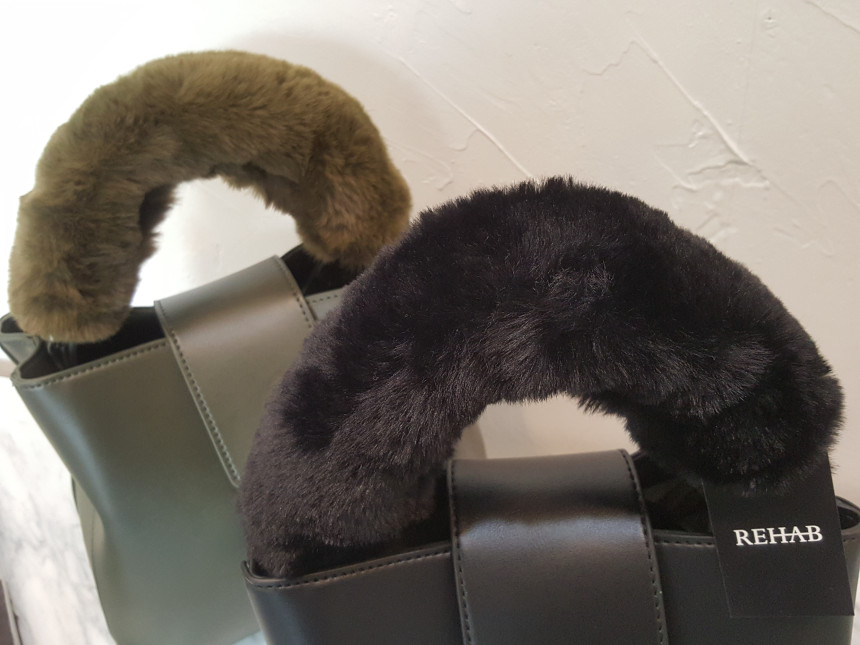 <b><p>Lois back</p></b><b><p>ロイスバック</p></b><br /><br /><p align='center'>