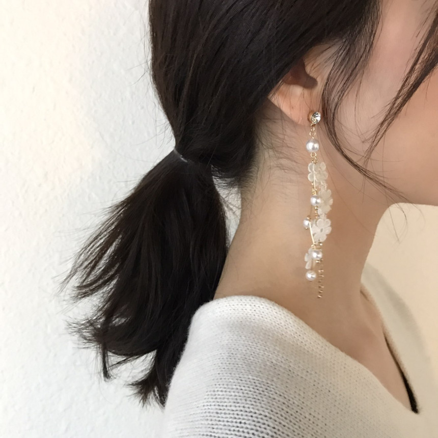 <b><p>White race Pearl Long Drop Eris A grty atmosphere</p></b><b><p>純白 レース 真珠 ロングドロップピアス ガーリッシュな雰囲気 魅力のあるスタイル</p></b><br /><br /><p align='center'>