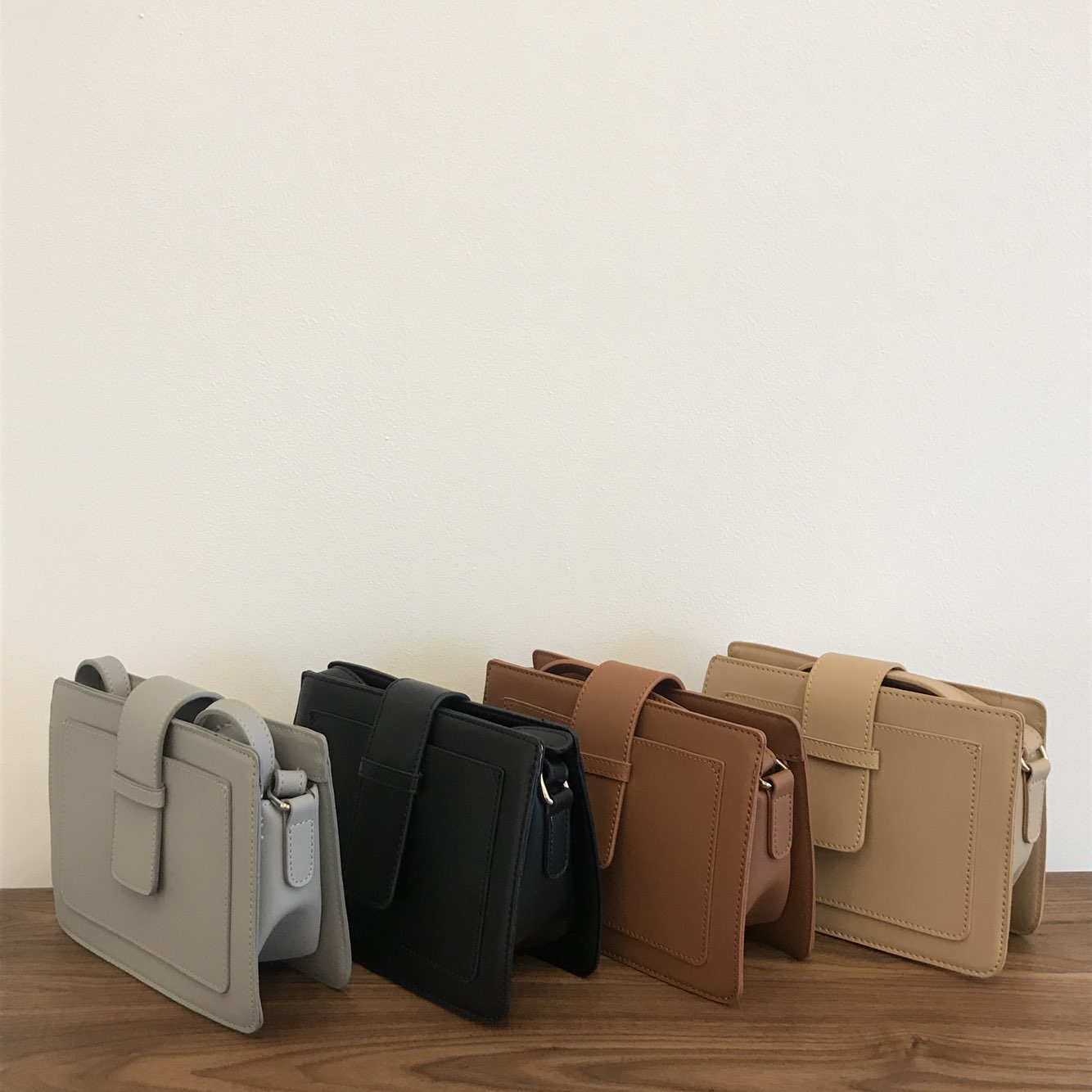 <b><p>Simple shoulder bag Women's 30s Coordination</p></b><b><p>シンプルショルダーバッグの女性のバッグ30代コーディネート、春のファッションデイリーレザー</p></b><br /><br /><p align='center'>