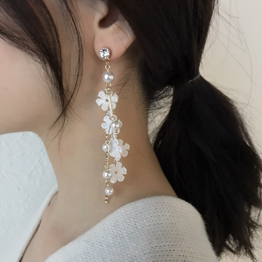 <b><p>White race Pearl Long Drop Eris A grty atmosphere</p></b><b><p>純白 レース 真珠 ロングドロップピアス ガーリッシュな雰囲気 魅力のあるスタイル</p></b><br /><br /><p align='center'>