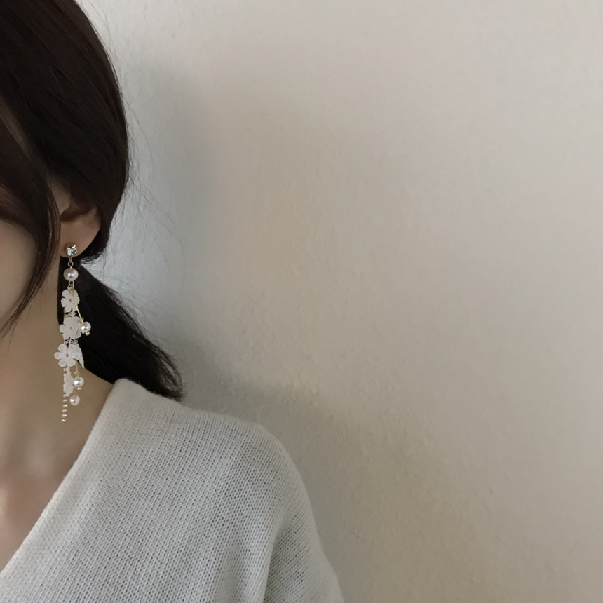 <b><p>White race Pearl Long Drop Eris A grty atmosphere</p></b><b><p>純白 レース 真珠 ロングドロップピアス ガーリッシュな雰囲気 魅力のあるスタイル</p></b><br /><br /><p align='center'>