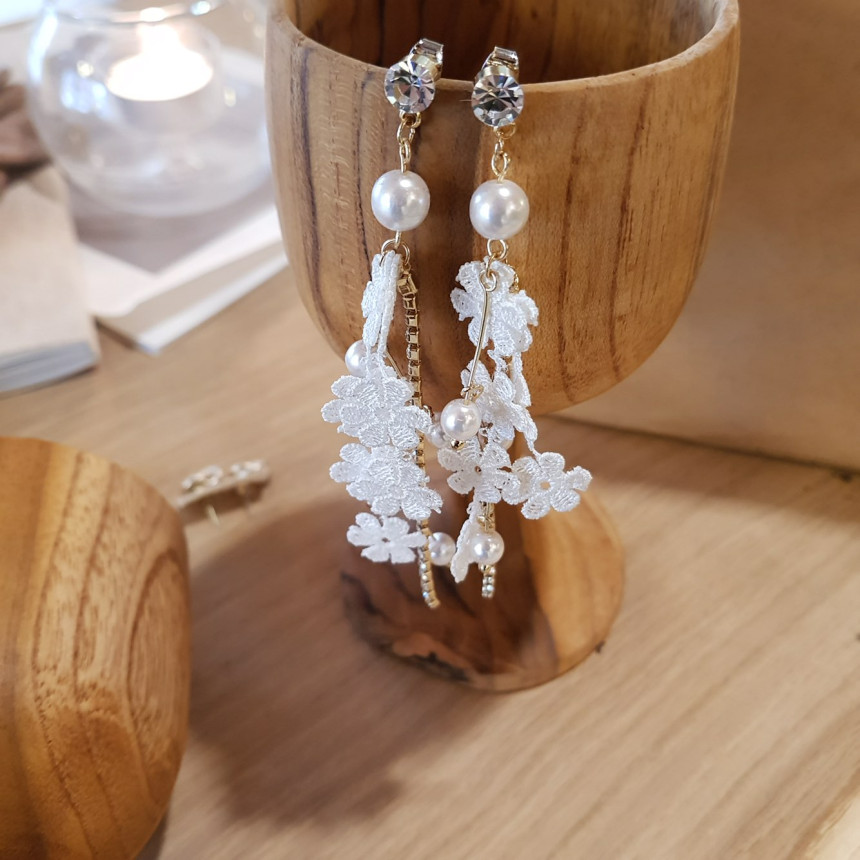 <b><p>White race Pearl Long Drop Eris A grty atmosphere</p></b><b><p>純白 レース 真珠 ロングドロップピアス ガーリッシュな雰囲気 魅力のあるスタイル</p></b><br /><br /><p align='center'>