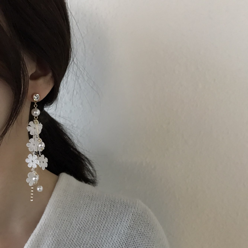 <b><p>White race Pearl Long Drop Eris A grty atmosphere</p></b><b><p>純白 レース 真珠 ロングドロップピアス ガーリッシュな雰囲気 魅力のあるスタイル</p></b><br /><br /><p align='center'>