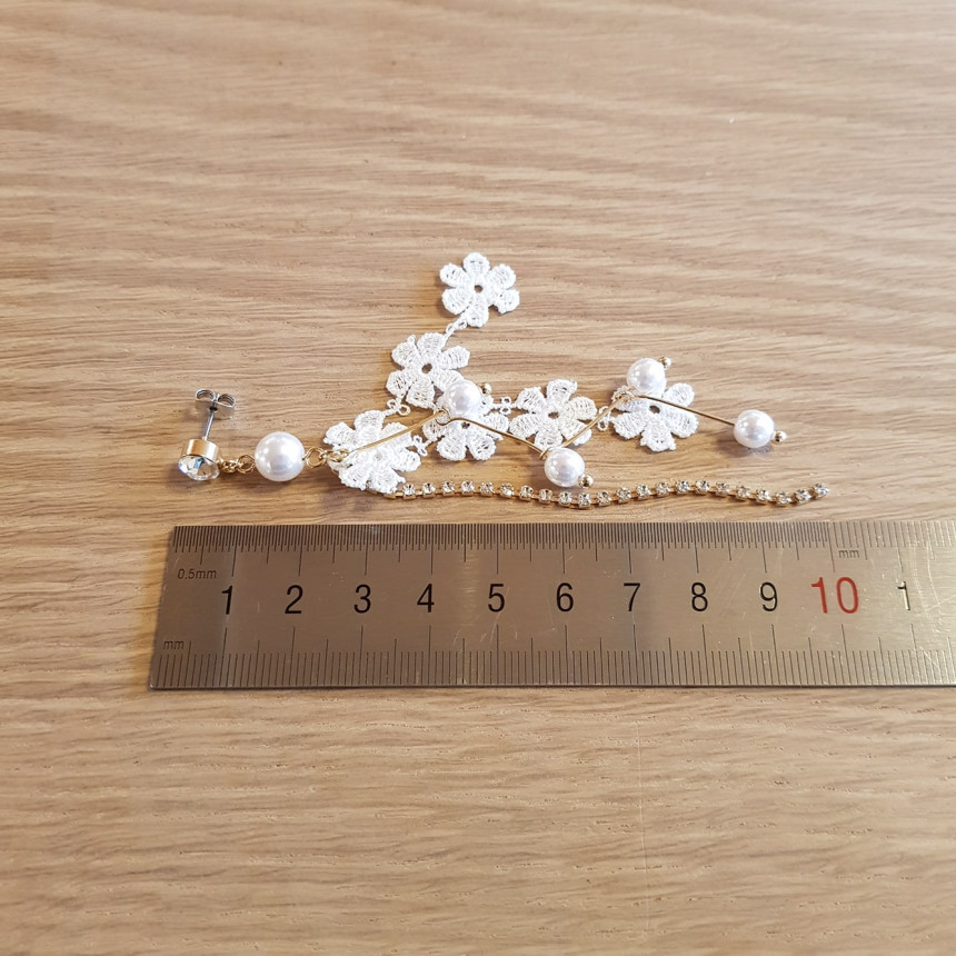 <b><p>White race Pearl Long Drop Eris A grty atmosphere</p></b><b><p>純白 レース 真珠 ロングドロップピアス ガーリッシュな雰囲気 魅力のあるスタイル</p></b><br /><br /><p align='center'>