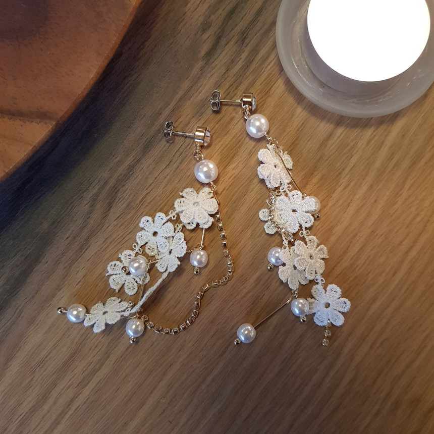 <b><p>White race Pearl Long Drop Eris A grty atmosphere</p></b><b><p>純白 レース 真珠 ロングドロップピアス ガーリッシュな雰囲気 魅力のあるスタイル</p></b><br /><br /><p align='center'>