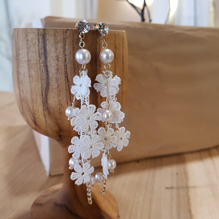 <b><p>White race Pearl Long Drop Eris A grty atmosphere</p></b><b><p>純白 レース 真珠 ロングドロップピアス ガーリッシュな雰囲気 魅力のあるスタイル</p></b><br /><br /><p align='center'>