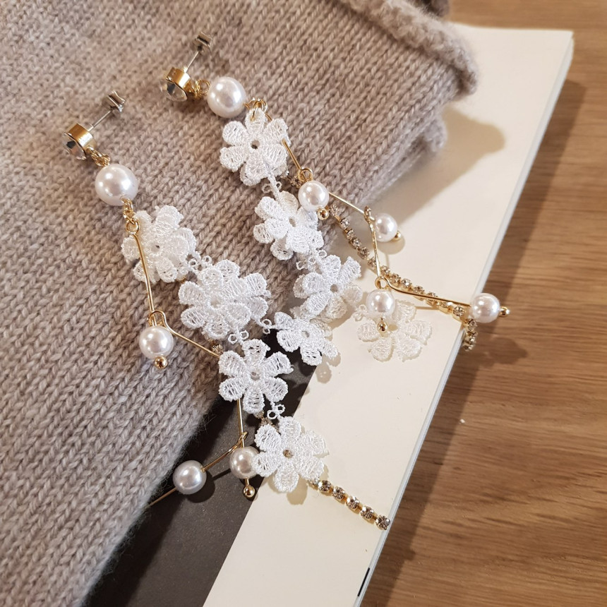 <b><p>White race Pearl Long Drop Eris A grty atmosphere</p></b><b><p>純白 レース 真珠 ロングドロップピアス ガーリッシュな雰囲気 魅力のあるスタイル</p></b><br /><br /><p align='center'>