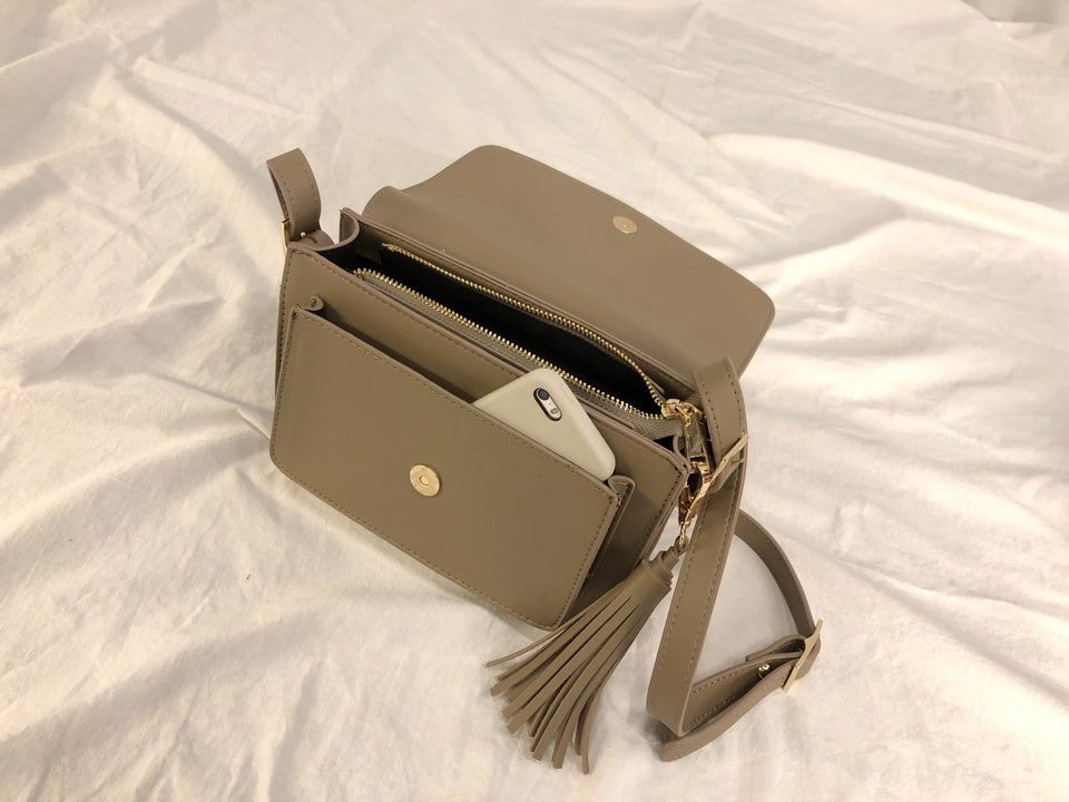 <b><p>Tessel Shoulder Bag</p></b><b><p>タッセルショルダーバッグ</p></b><br /><br /><p align='center'>