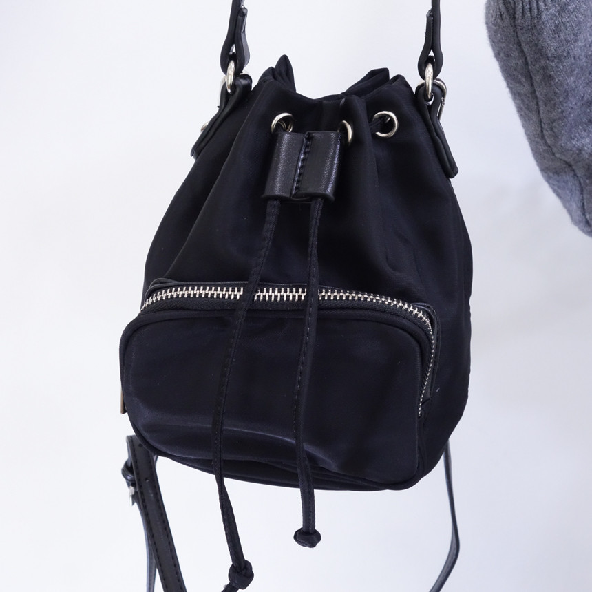 <b><p>Front pocket Mini bu bag Instute fashi Ey</p></b><b><p>フロントポケットミニバケットバッグインスタファッション簡単イーカジュアルショーポベク簡単バッグ可愛ら</p></b><br /><br /><p align='center'>