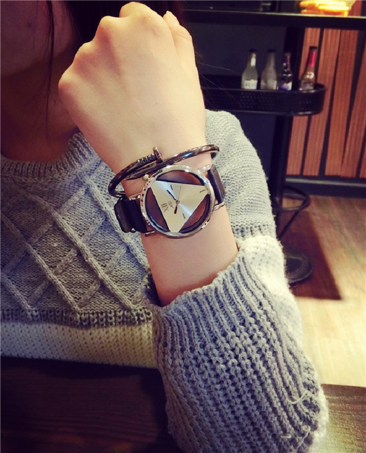 <b><p>triangle watch</p></b><b><p>トライアングル 腕時計</p></b><br /><br /><p align='center'>