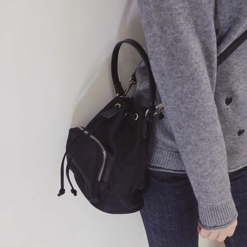 <b><p>Front pocket Mini bu bag Instute fashi Ey</p></b><b><p>フロントポケットミニバケットバッグインスタファッション簡単イーカジュアルショーポベク簡単バッグ可愛ら</p></b><br /><br /><p align='center'>