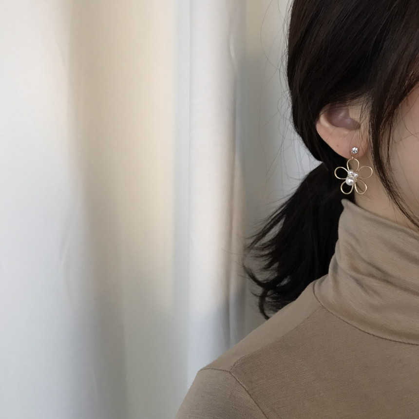 <b><p>Ant Flower line Pearl Drop Ergs smy pit Unique</p></b><b><p>アンセン フラワーライン 真珠 ドロップイヤリング フリフリピット ユニークな感性ムード</p></b><br /><br /><p align='center'>