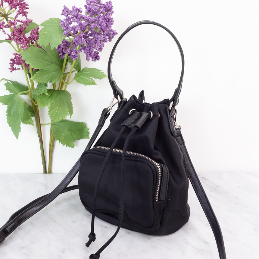 <b><p>Front pocket Mini bu bag Instute fashi Ey</p></b><b><p>フロントポケットミニバケットバッグインスタファッション簡単イーカジュアルショーポベク簡単バッグ可愛ら</p></b><br /><br /><p align='center'>