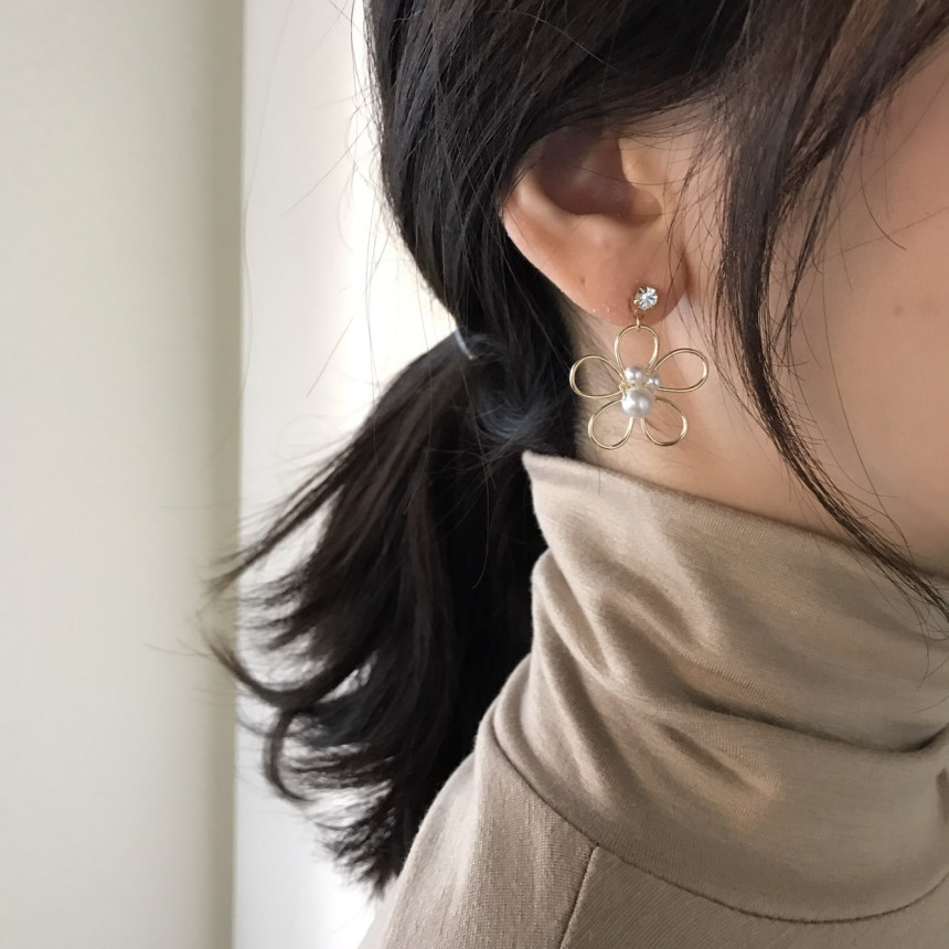 <b><p>Ant Flower line Pearl Drop Ergs smy pit Unique</p></b><b><p>アンセン フラワーライン 真珠 ドロップイヤリング フリフリピット ユニークな感性ムード</p></b><br /><br /><p align='center'>