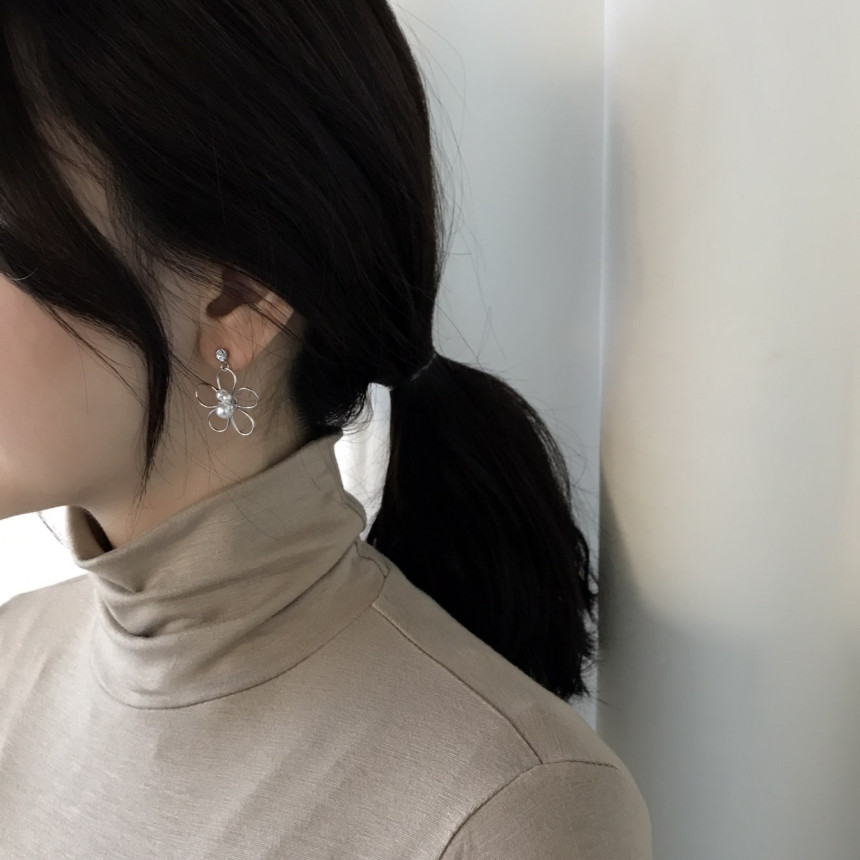 <b><p>Ant Flower line Pearl Drop Ergs smy pit Unique</p></b><b><p>アンセン フラワーライン 真珠 ドロップイヤリング フリフリピット ユニークな感性ムード</p></b><br /><br /><p align='center'>