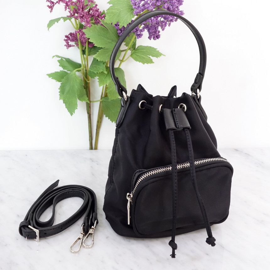 <b><p>Front pocket Mini bu bag Instute fashi Ey</p></b><b><p>フロントポケットミニバケットバッグインスタファッション簡単イーカジュアルショーポベク簡単バッグ可愛ら</p></b><br /><br /><p align='center'>