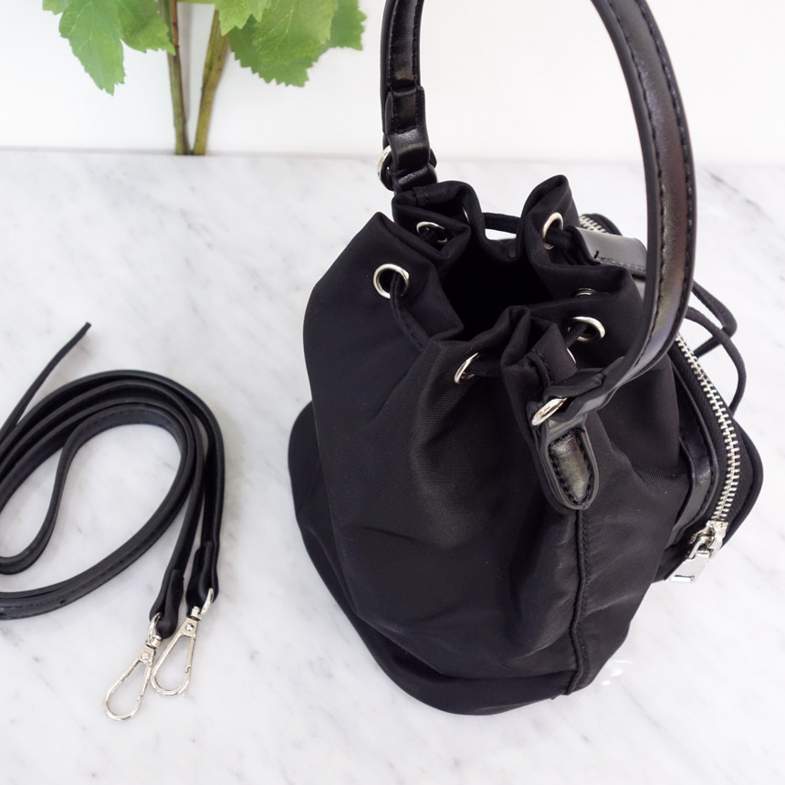 <b><p>Front pocket Mini bu bag Instute fashi Ey</p></b><b><p>フロントポケットミニバケットバッグインスタファッション簡単イーカジュアルショーポベク簡単バッグ可愛ら</p></b><br /><br /><p align='center'>